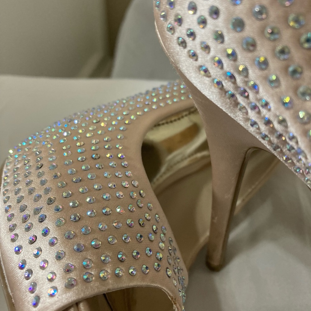 Women’s size 7 Jennifer Lopez satin pink stiletto heels